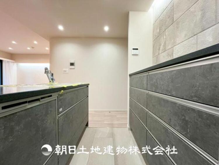 キッチン 【キッチン】シンプルでスタイリッシュなカウンターキッチンです。リビングが見渡せるので、小さなお子様を安心して遊ばせながら家事ができます。リビング学習をするお子様にも声がかけやすい自然な距離感です。