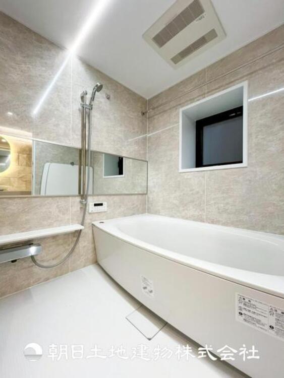 風呂 【浴室】半身浴もできる広々とした湯舟があり、浴室暖房乾燥機付きで冬でもポカポカです！