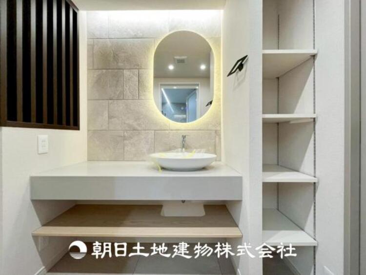 洗面 【洗面化粧台】広々とした洗面台は、日々の身だしなみチェックや歯磨きなど、朝の慌ただしい時間でも心に余裕とゆとりを作ってくれます。今日も１日頑張ろう。そう思える場所でありたいと思っています。