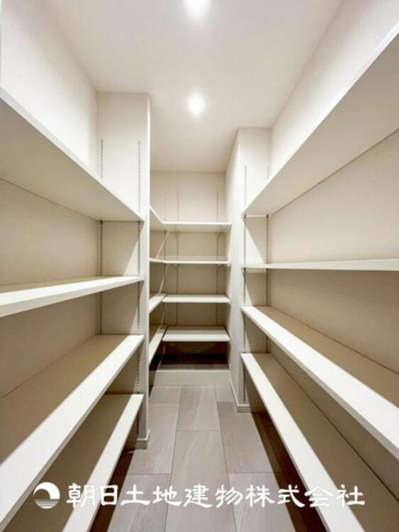 収納 【パントリー】たっぷりの収納スペースで快適な暮らしのサポート。