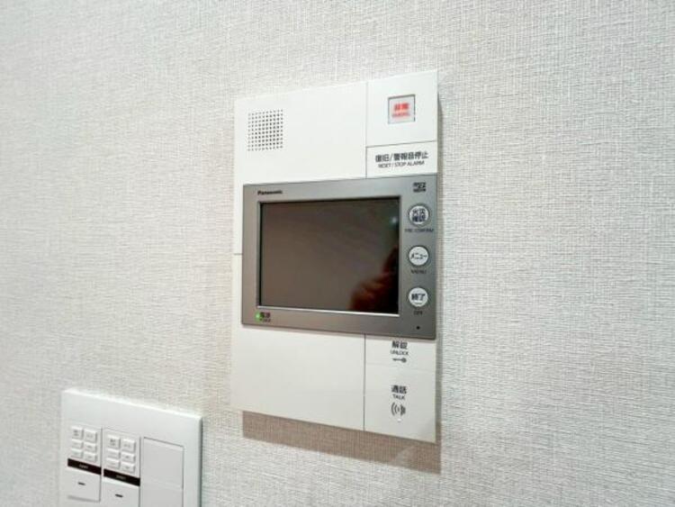 設備 【モニター付きインターホン】訪問者の確認が出来るので、セキュリティ対策にも最適のモニター付きインターホン。