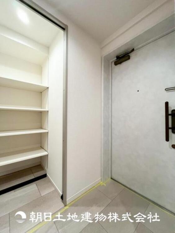 その他 【玄関】家族の帰り、遊びに来る友人、知人を優しく迎え、温もりに満ちた生活空間を予感させる。帰りたい家がここにあります。