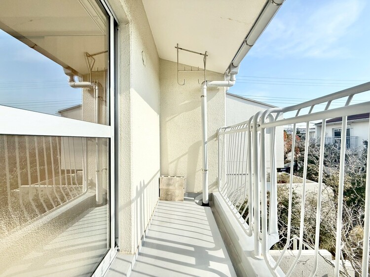 バルコニー 朝の澄んだ空気や、夕方に吹く清々しい風を感じられるバルコニー。