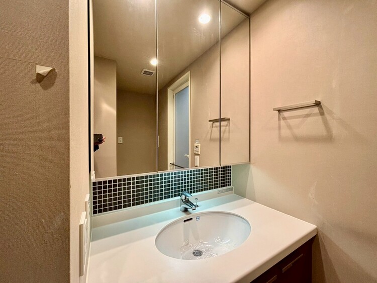 その他 清潔感を感じられる洗面化粧台。