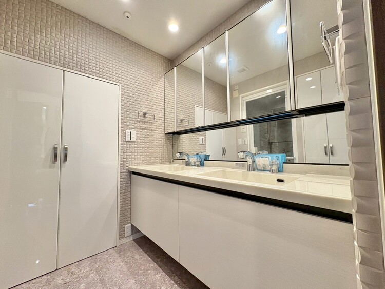 洗面 清潔感を感じられる洗面化粧台。