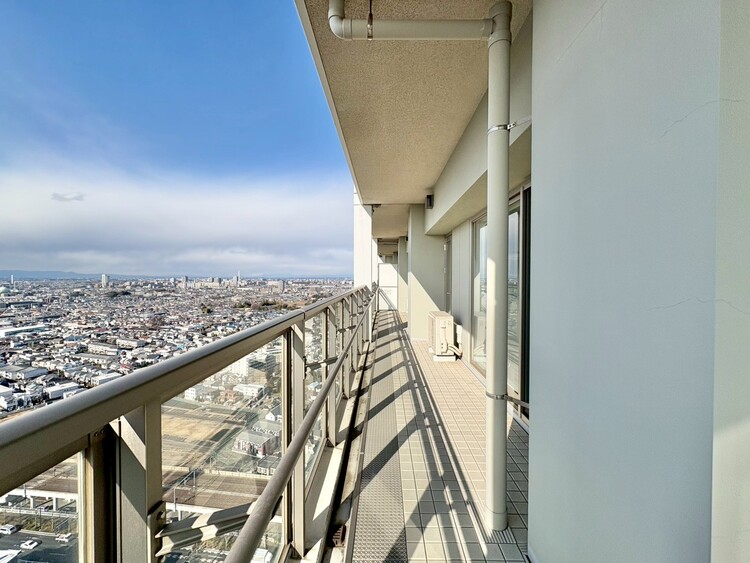 バルコニー 朝の澄んだ空気や、夕方に吹く清々しい風を感じられるバルコニー。