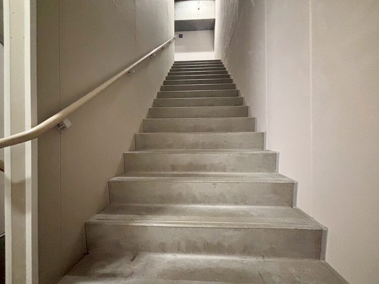 その他 共用部の階段です。明るく清潔に管理されています。