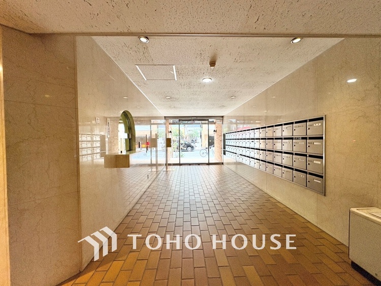 エントランス 【ENTRANCE】◆家族◆家で家族と過ごす時間は限られている。帰りを待つ家族の元へと急ぐときの弾む思い。そんな思いを引き立てる邸宅。