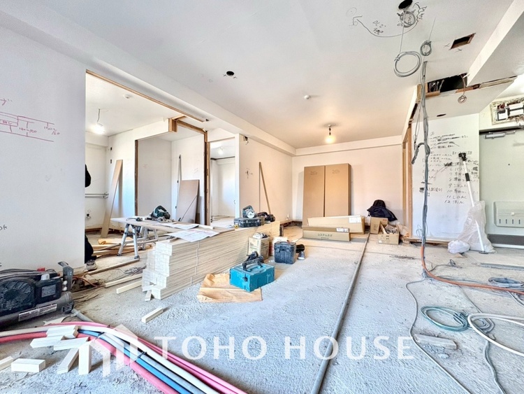 内装 現在改装中◆陽光◆が差し込む。この開放的なLDKに家族の笑顔が集う。家族が一緒に過ごす空間は明るく、そして居心地よく。