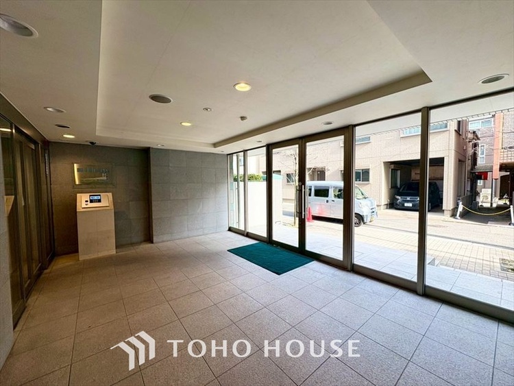 エントランス 【ENTRANCE】◆家族◆家で家族と過ごす時間は限られている。帰りを待つ家族の元へと急ぐときの弾む思い。そんな思いを引き立てる邸宅。