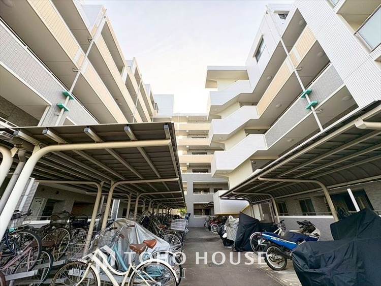 その他 【BICYCLE PAEKING LOT】◆駐輪場◆快適な生活には欠かせない自転車。開放的な駐輪場がございます。