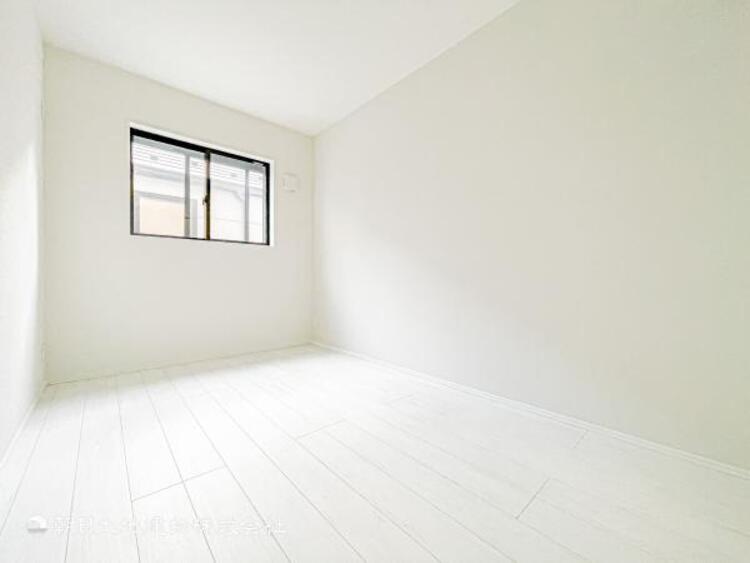 内装 【洋室】柔らかい陽光が差し込む明るいお部屋を演出する設計！！彩光の取れる窓が気持ちの良いお部屋です！