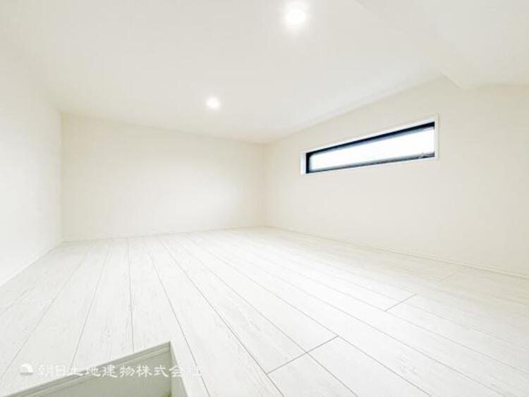 内装 【洋室】大きな窓からたっぷりと陽光が注がれる明るい空間です。家族の成長に対応できる永住仕様の間取り！