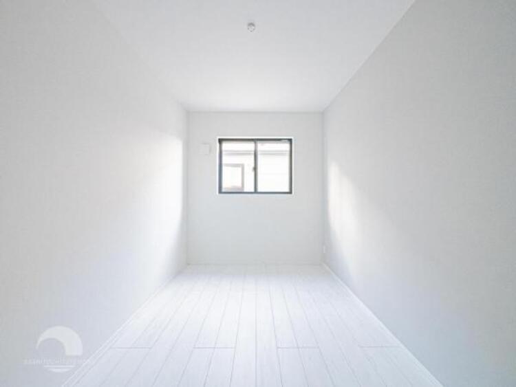 内装 【洋室】光が取り込みやすい2面採光の居室。日当たり良好です。しっかりした大きさのクローゼットを完備！