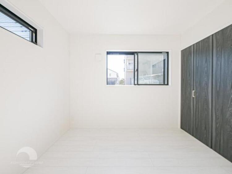 内装 【洋室】光が沢山採り込める大きな窓で暖かいお部屋となります。遮音性にも優れ、結露も発生しにくい構造！