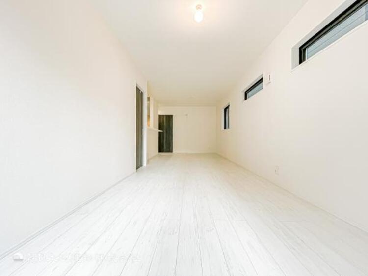 居間 【リビング】家族と、ひと時を溢れる光が優しく包み込むリビングダイニング。家族とともに心穏やかに過ごすひととき。