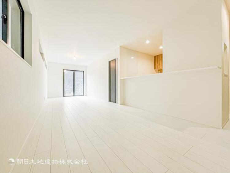 居間 【リビング】ダイニングテーブルやソファーの家具も配置できます。ゆったりとした広さの空間