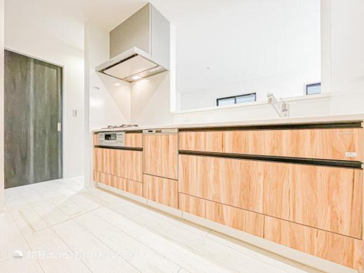 キッチン 【キッチン】広く取られたキッチンスペースはとても便利です。　自由にレイアウトがカスタマイズできます。