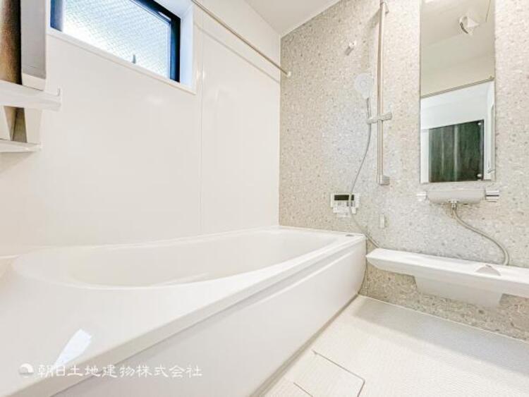 洗面 【浴室】窓のあるバスルームは明るく気持ちの良い空間です！！　換気環境も良好。掃除もスムーズに出来ます。