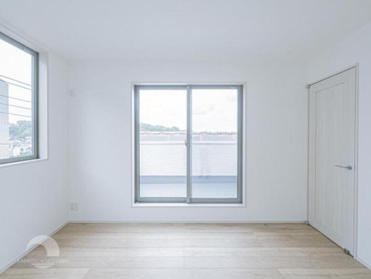 内装 採光を確保した明るい室内は風通しも良く穏やかな時が流れます！様々な生活スタイルにも対応可能な間取り。採光もアクセントの一つとして。この明るい好みの空間で読書をしたり、音楽を聞いたりと一人の時間も充実！