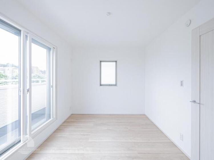 内装 自分の時間を充実させながら心豊かにできるプライベート空間！！穏やかな寛ぎを届ける仕様のゆとりある居室。個室のお部屋が欲しいという要望に応える設計で、過ごす時間が長くてもゆったり落ち着いて過ごせそう！！