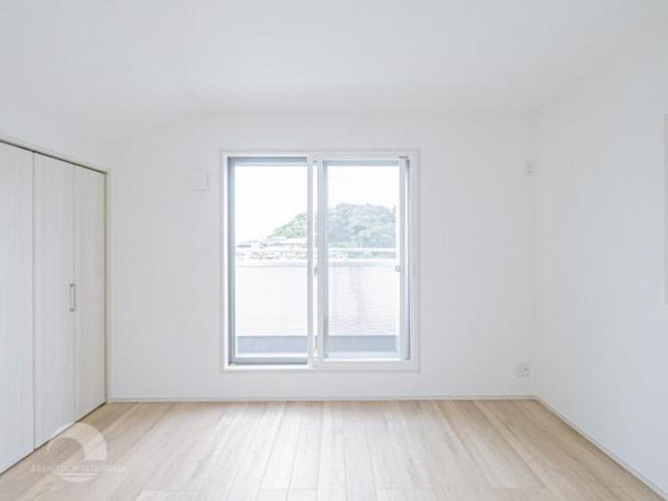 内装 居室はひとり時間を過ごせる安らげるお部屋として活用できます！収納スペースあり！荷物が多くても十分！！ベッドや勉強机、テレビなどを置きたい場合におすすめ！！過ごす時間が長くてもゆったり過ごせそうですね！