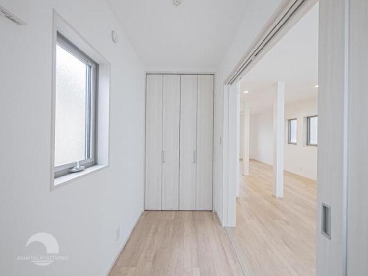 内装 穏やかな寛ぎあじわえるお部屋では有意義な時間がつくれます！！大きな窓からと陽光が注がれる明るい空間！光もアクセントの一つとして。一人時間も充実したものにできるプライベートルームは日々を豊かにします！！