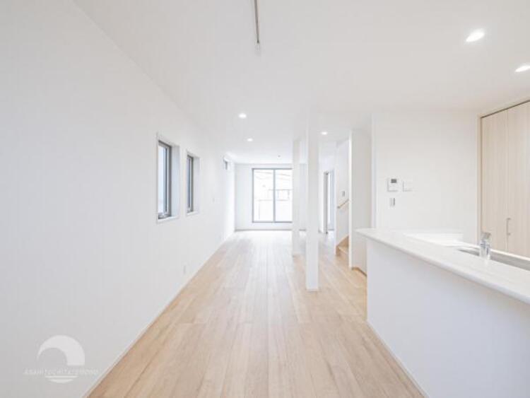 居間 家族の会話や笑顔が行き交うリビングで、子供を走り回らせたい。ダイニングテーブルでゆったり食事を堪能。光と風が溢れる開放的なリビングダイニングには、くつろぎの空間を生み自然と家族みんなが集まってきます