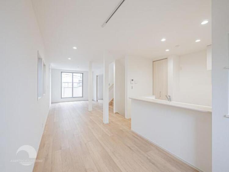 居間 お天気が晴れの日は照明をつけなくても充分明るいリビングです！どこか落ち着きのある広々とした内装です！皆で過ごす空間が、目に浮かんでくる様な優しいリビングダイニングです！くつろいだり楽しい時間を是非！