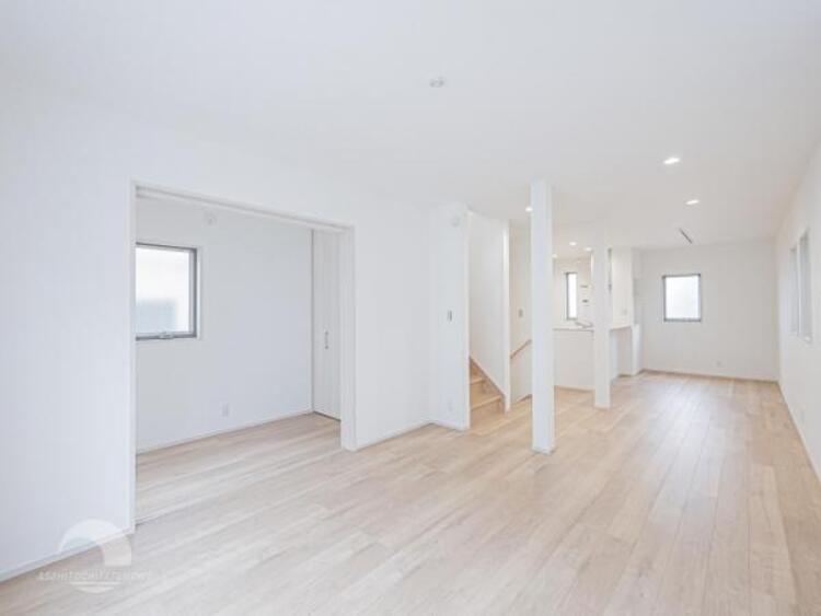 居間 リビングにあふれる採光と心地よい風のつどう調和された空間！！生活を彩る充実した日々が過ごせそうです。家族の滞在期間が長くなることを予測して、設計士が思いと工夫をこらした自慢のリビングダイニング！！！