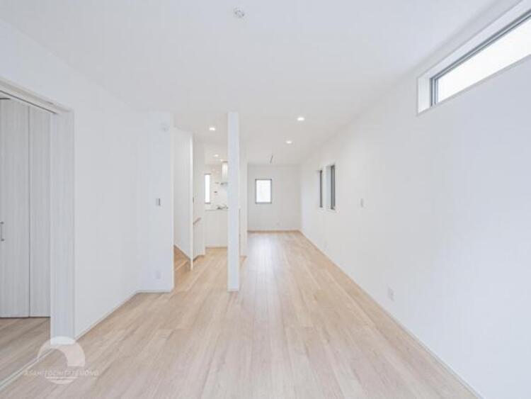 居間 開放感とプライベート感が見事に両立されたリビングダイニング！通常では相反するファクターがともにそろうと極上のくつろぎ空間が生まれます。だれにも譲りたくない至福の空間で過ごす日々は生活をより豊かにします