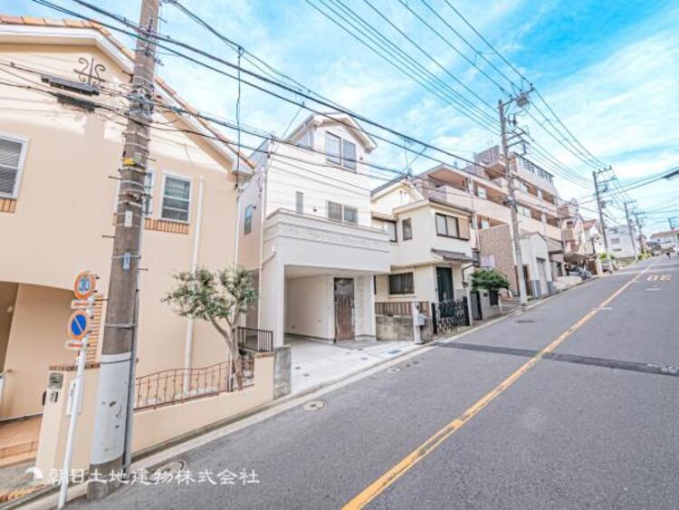 外観 美しい外観やくつろぎの空間にふさわしい素材で満ちております。機能性をも兼ねそろえた理想のお住まい。落ち着きある邸宅街が広がるエリアで、暮らしの夢を育む、あなただけの快適な新生活をはじめてみませんか？