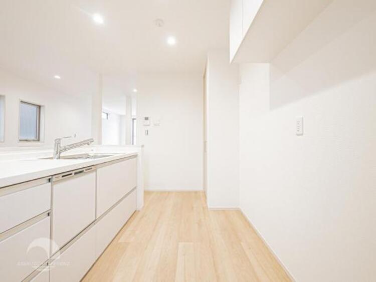 キッチン 【キッチン】広く取られたキッチンスペースはとても便利です。　自由にレイアウトがカスタマイズできます。