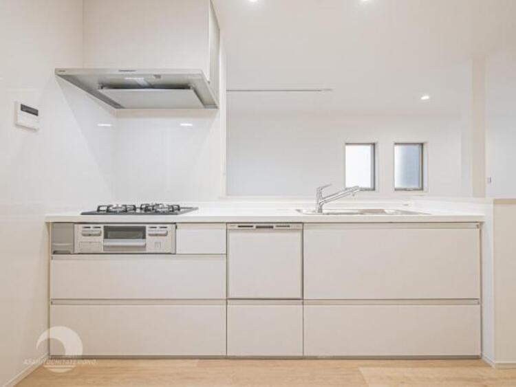 キッチン 食洗器付きキッチン！食後の洗い物の時間を食洗器にまかせて空いた時間を団欒や趣味に使うことができます。お使いにならない場合でも食器の乾燥や大きな食器の収納などにもお使いいただけます。