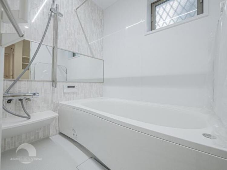 風呂 【浴室】ゆったりと寛げる広々バスで足を伸ばしてリラックス。　最新のユニットバスは設備も充実です。