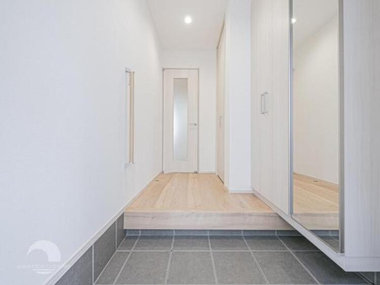 その他 【玄関】多くの人を迎えるから心地のよい空間にしたいですね。　玄関周りをスッキリとできる大容量収納