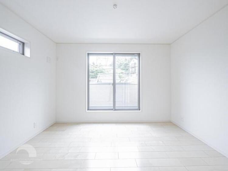 内装 採光を確保した明るい室内は風通しも良く穏やかな時が流れます！様々な生活スタイルにも対応可能な間取り。採光もアクセントの一つとして。この明るい好みの空間で読書をしたり、音楽を聞いたりと一人の時間も充実！