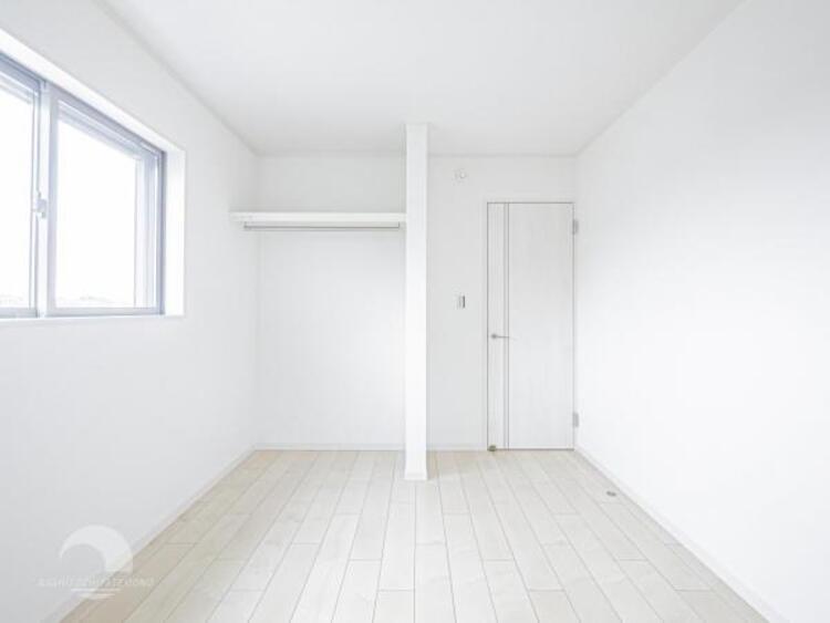 内装 居室はひとり時間を過ごせる安らげるお部屋として活用できます！収納スペースあり！荷物が多くても十分！！ベッドや勉強机、テレビなどを置きたい場合におすすめ！！過ごす時間が長くてもゆったり過ごせそうですね！