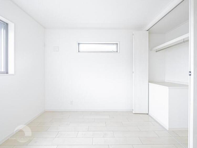 内装 穏やかな寛ぎあじわえるお部屋では有意義な時間がつくれます！！大きな窓からと陽光が注がれる明るい空間！光もアクセントの一つとして。一人時間も充実したものにできるプライベートルームは日々を豊かにします！！