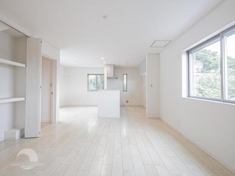 居間 オープンでゆとりある住空間を生み出す、広がりとゆとりです！！たっぷりの光が差し込む気持ちのいいLDK！！リビングは陽射しとともに少しずつ色合いを変える外の景観を眺めながら寛ぎの時間をお楽しみ頂けます。