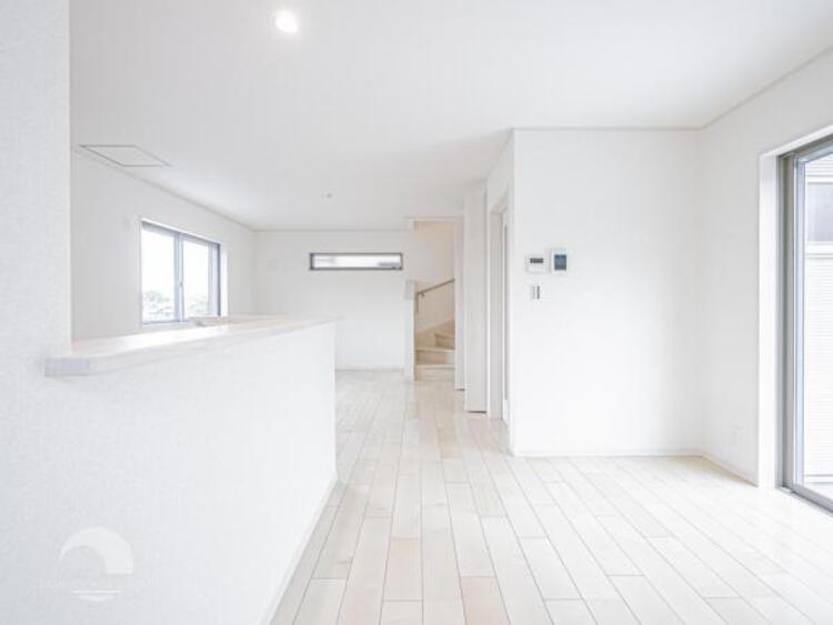 居間 心穏やかに過ごす溢れる光が優しく包み込むリビングダイニング！時間を大切にできる空間がここにあります！導線も取れているので、ダイニングテーブルやソファー、ローテーブルなどの家具もしっかりと配置できます。