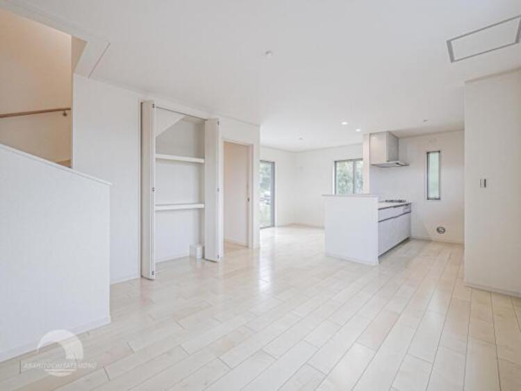 居間 開放感とプライベート感が見事に両立されたリビングダイニング！通常では相反するファクターがともにそろうと極上のくつろぎ空間が生まれます。だれにも譲りたくない至福の空間で過ごす日々は生活をより豊かにします