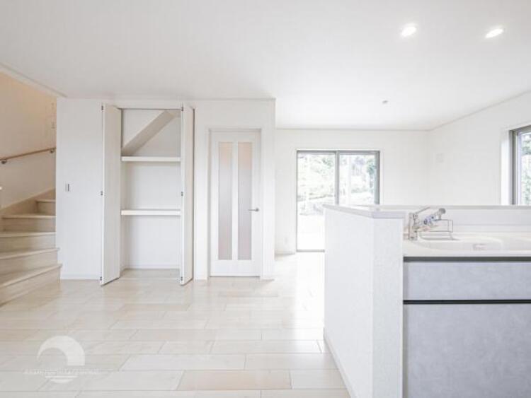 居間 リビングにあふれる採光と心地よい風のつどう調和された空間！！生活を彩る充実した日々が過ごせそうです。家族の滞在期間が長くなることを予測して、設計士が思いと工夫をこらした自慢のリビングダイニング！！！