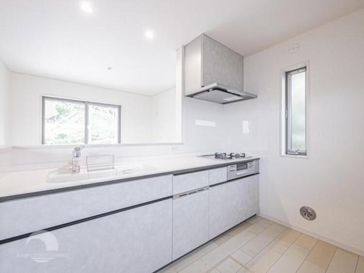 キッチン 【キッチン】広く取られたキッチンスペースはとても便利です。　自由にレイアウトがカスタマイズできます。