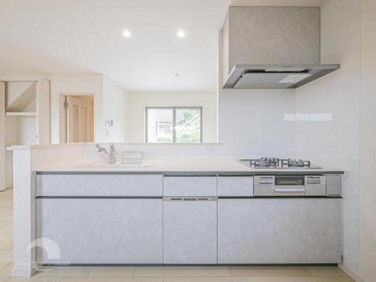 キッチン 食洗器付きキッチン！食後の洗い物の時間を食洗器にまかせて空いた時間を団欒や趣味に使うことができます。お使いにならない場合でも食器の乾燥や大きな食器の収納などにもお使いいただけます。