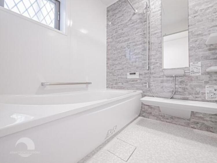 風呂 【浴室】ゆったりと寛げる広々バスで足を伸ばしてリラックス。　最新のユニットバスは設備も充実です。