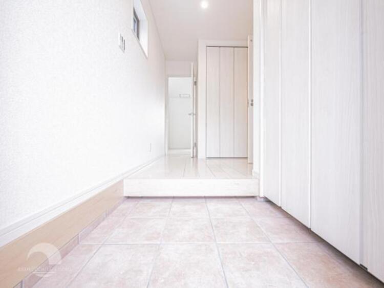 その他 【玄関】多くの人を迎えるから心地のよい空間にしたいですね。　玄関周りをスッキリとできる大容量収納