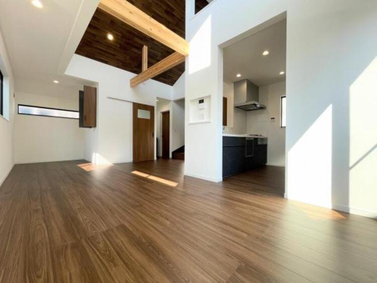 その他 ●〇家族と過ごすひと時を溢れる光が優しく包み込むリビングダイニング。家族とともに心穏やかに過ごすひととき。家族との時間、自分の時間を大切にできる空間がここにあります。LDKで過ごす時間は大事です●