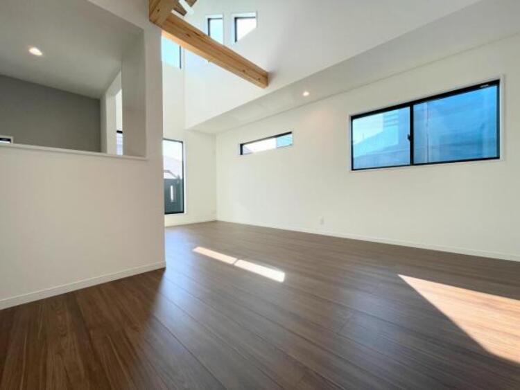 その他 ●〇オープンでのびやかな空間を生み出す、こだわりの広がりとゆとり。家族と過ごす時間を大切にしたい方にぴったりの明るくゆとりある住空間です。南側の窓からの日差しがリビングの中までしっかりと届きます〇●