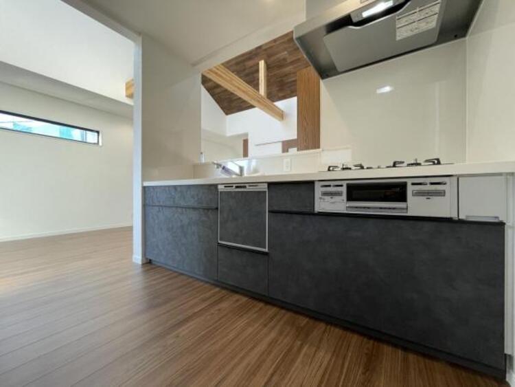 その他 ●〇新しいキッチンは気分も上がり、家事も楽しくできそう。お手伝いをしてくれるお子様と並んで立てるキッチンは、ご家族のコミュニケーションを育む場として活躍します。収納力が高い事も大事なポイントです〇●